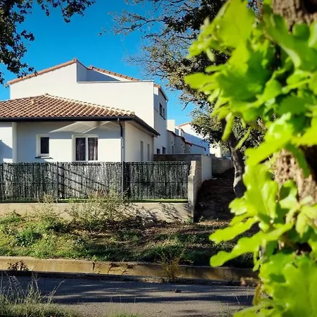T4 Moderne Entre Mer, Montagne&espagne Avec Clim, Jardin, Billard&barbecue *